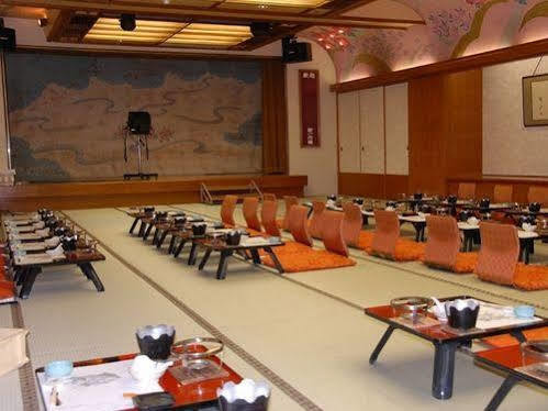 Готель Yamashiro Onsen Yuzankaku Екстер'єр фото